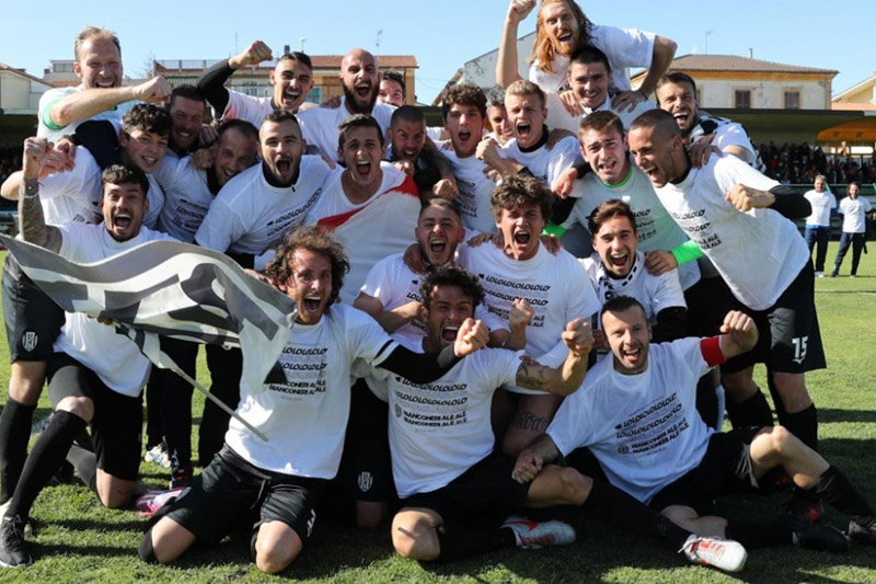 Beppe De Feudis, in basso a destra, festeggia la promozione del Cesena (foto CesenaCalcio)