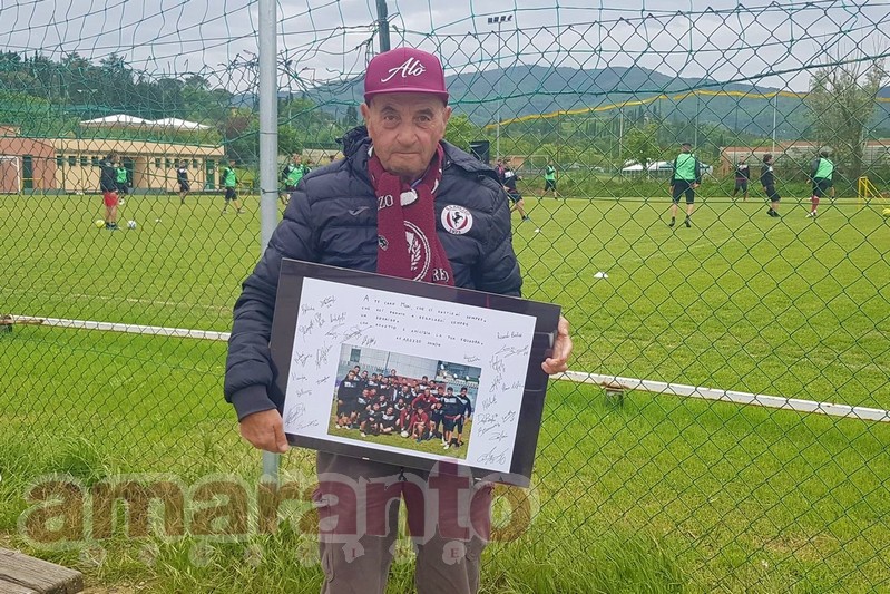 Roberto Mori, storico tifoso amaranto, con il quadro che gli hanno regalato i calciatori