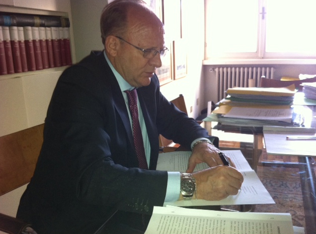 il presidente Severini firma il contratto di affitto dei campi (foto atleticoarezzo.it)