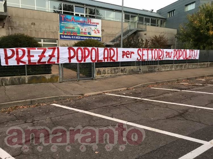 Lo striscione affisso fuori dallo stadio prima di Arezzo-Giana