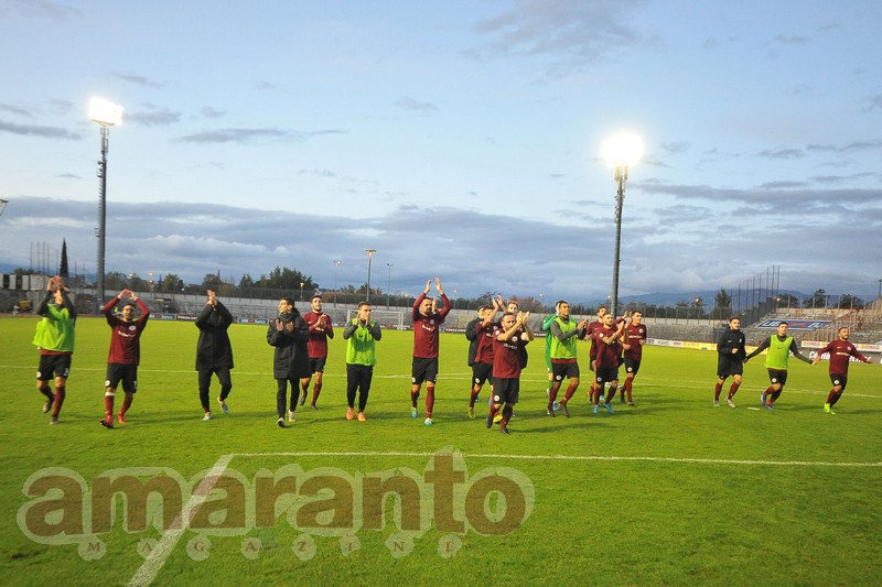 La squadra saluta i tifosi al termine di Arezzo-Olbia