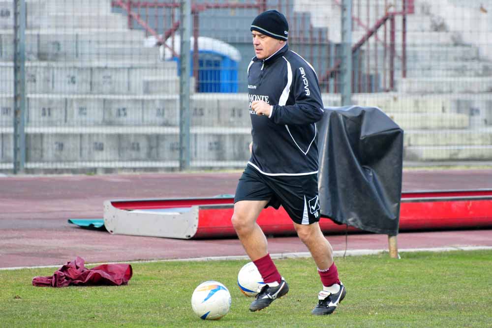 Luca Zingaretti durante un allenamento con l'Arezzo