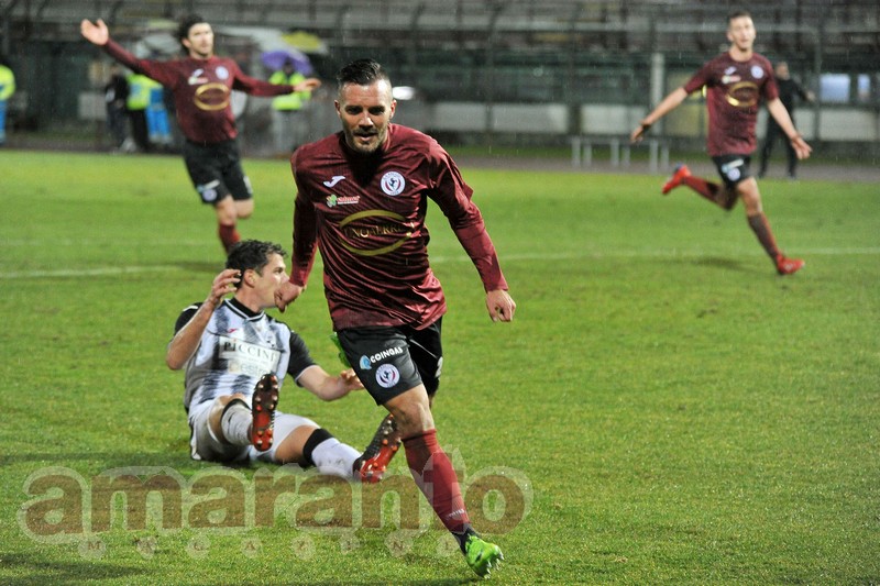 Rolando esulta dopo il gol all'esordio contro il Siena
