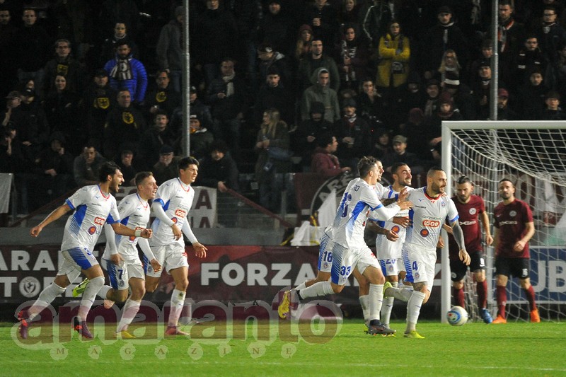I giocatori del Novara esultano dopo il gol all'Arezzo