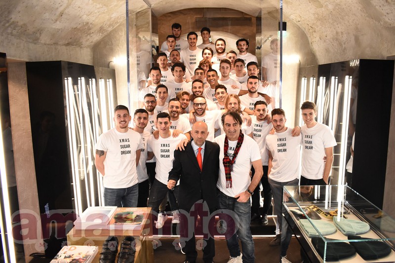 Beppe Angiolini, il presidente Giorgio La Cava e tutta la rosa amaranto in posa nei locali di ''Sugar''