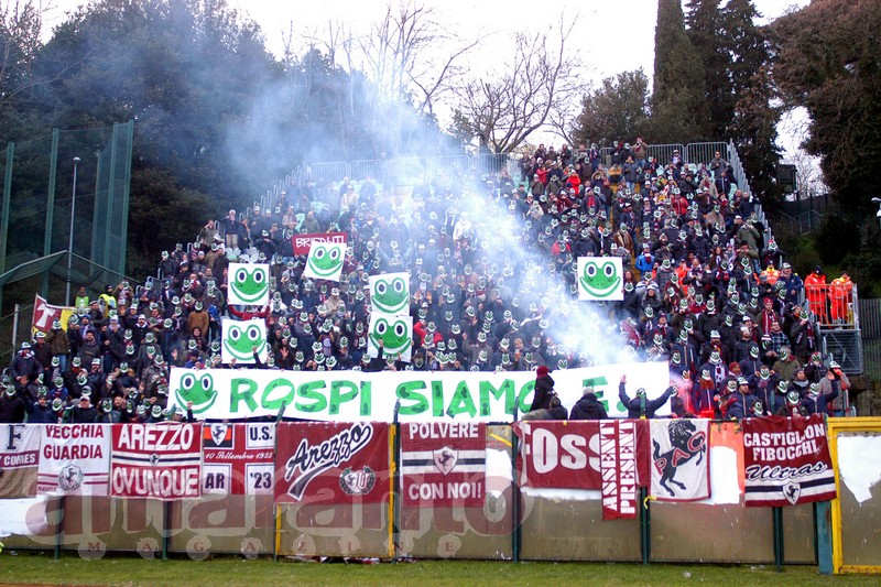 I tifosi mascherati da rospi a Siena nel 2017