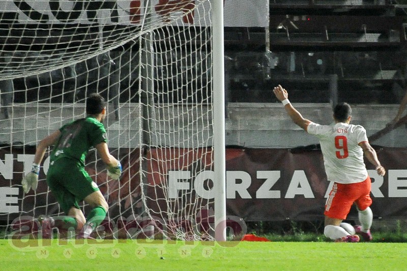 Il gol del momentaneo pari di Mota Carvalho nella gara di andata persa dall'Arezzo