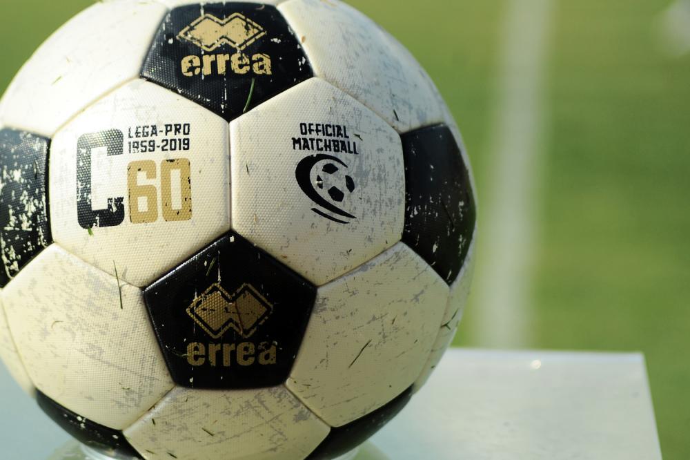 Il pallone celebrativo della Lega Pro (Tuttomercatoweb)
