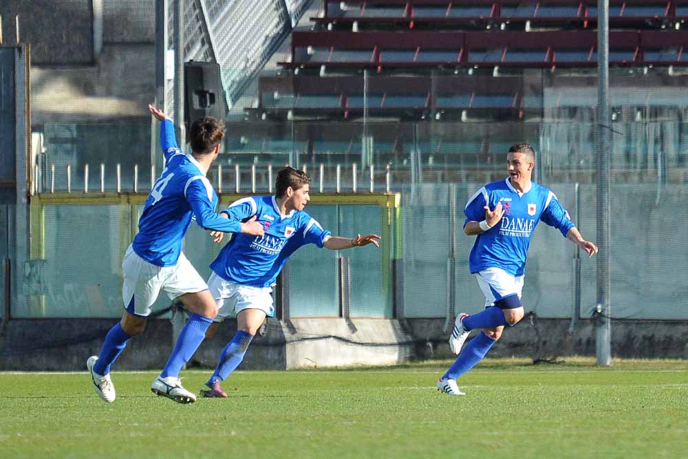 Andrea Bagnato (ultimo a destra) esulta dopo il gol all'Arezzo
