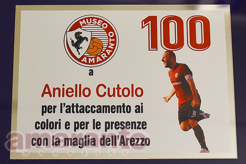 La targa con cui il Museo Amaranto ha omaggiato Nello Cutolo per le 100 presenze raggiunte