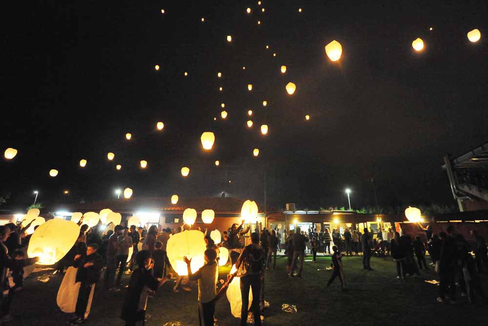 lanterne illuminate in cielo durante l'inaugurazione del villaggio amaranto