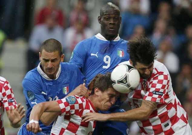 ammucchiata gigante durante Italia-Croazia (foto Reuters/Perez)