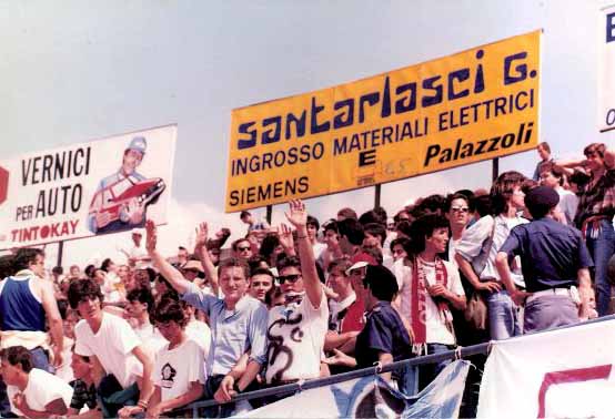 Marco Maidecchi (a sinistra con la maglia completamente bianca) in una foto a Pisa nell'85