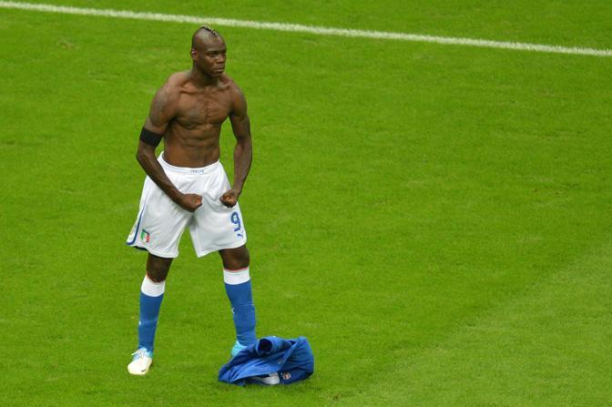 Balotelli a torso nudo dopo il gol del 2-0 azzurro