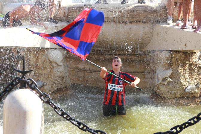 un tifoso del Taranto fa festa dentro una fontana (foto gazzetta del mezzogiorno)
