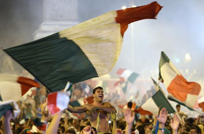 italiani nelle piazze per vedere la Nazionale