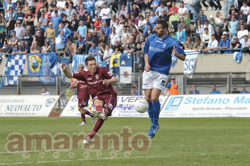 il gol di Beati nell'ultimo confronto diretto del 2008, vinto dall'Arezzo 3-1