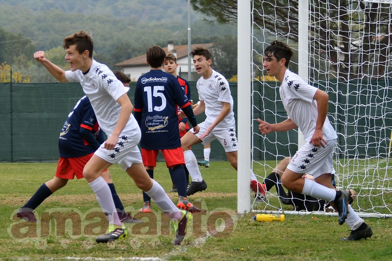 Gabriele Gori esulta dopo un gol segnato con l'under 14 amaranto