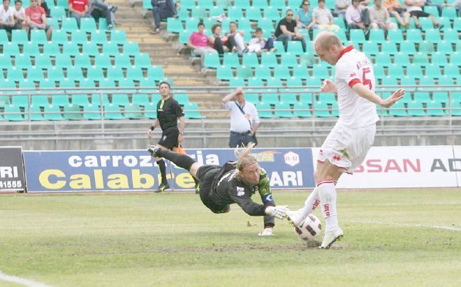 Masiello segna l'autogol volontario contro il Lecce