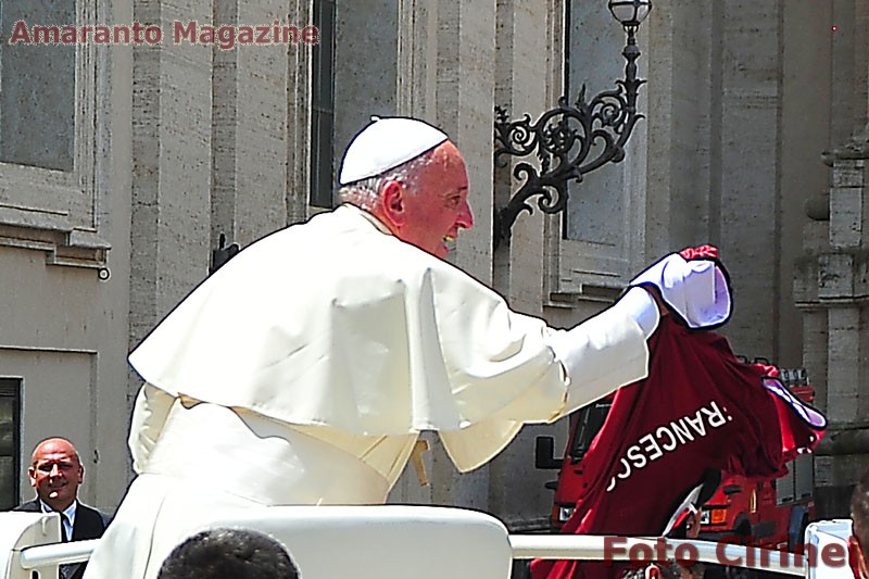 la maglia dell'Arezzo consegnata a Papa Francesco