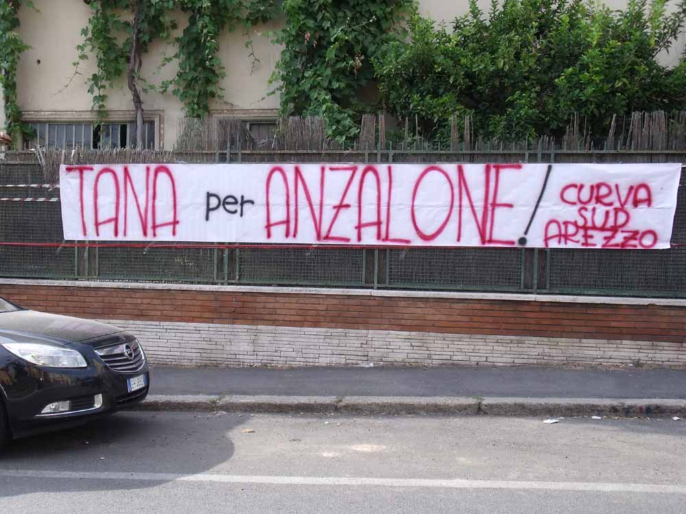 uno dei due striscioni affissi a Roma dai tifosi della Sud