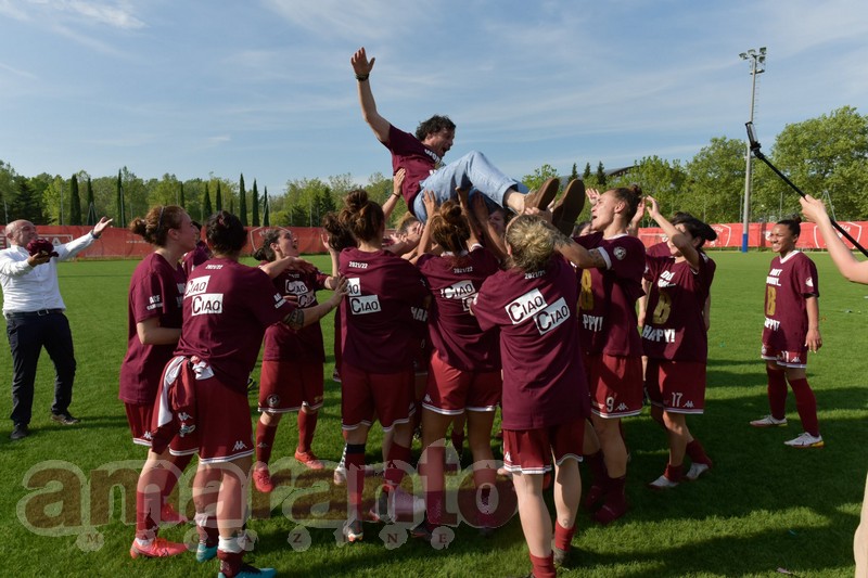 Testini festeggiato dalla squadra dopo il 3-1 di Perugia
